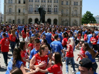 Učenici završnih razreda srednjih škola i ove godine plesali u istom ritmu