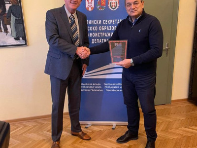 Uručena plaketa prof. dr Zoranu Miloševiću, pokrajinskom sekretaru za visoko obrazovanje i naučnoistraživačku delatnost